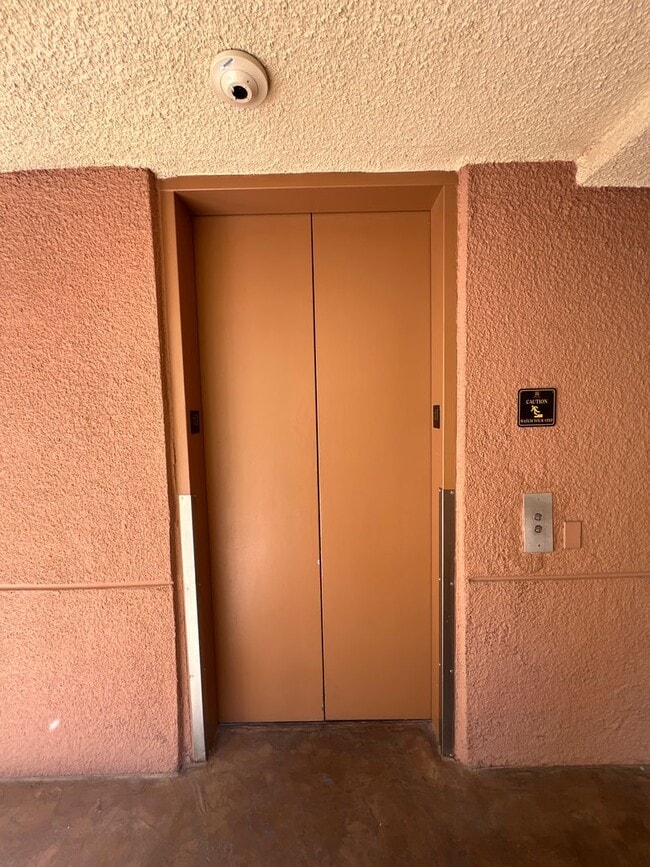 Building Photo - Fully furnished (Short Term Available) / Guard Gated / Walking Distance to LV Strip