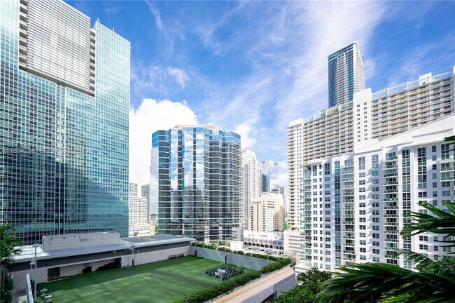 Building Photo - 1300 Brickell Bay Dr