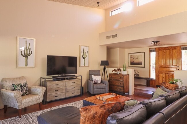 Building Photo - Contemporary Desert Beauty with Pool