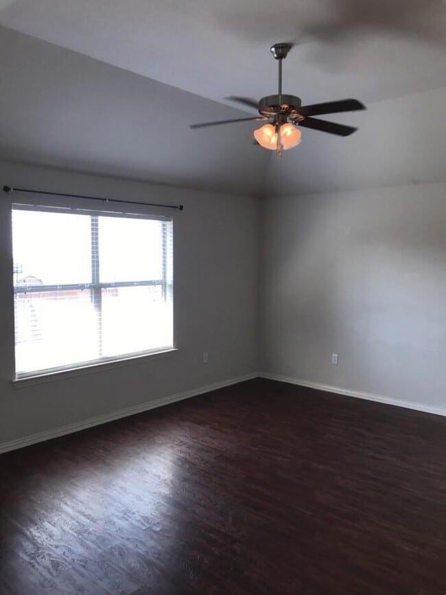 Building Photo - Meander Estates! Large corner lot 3/2/2 Co...