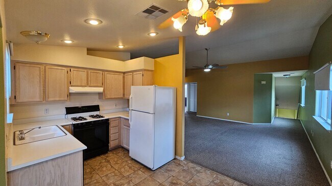 Building Photo - Adorable Condo in Summerhills Community!
