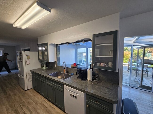 Building Photo - Stunning 4BR/2BA Fortuna home in quiet nei...