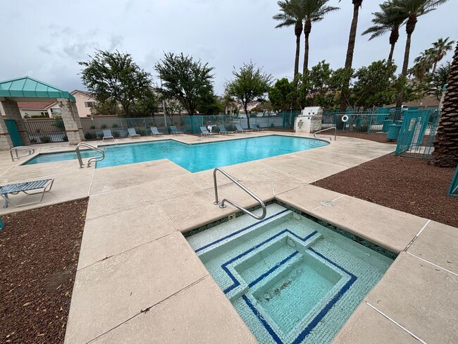 Building Photo - Gorgeous 3Bed/3Bath Home in the Gated Gree...