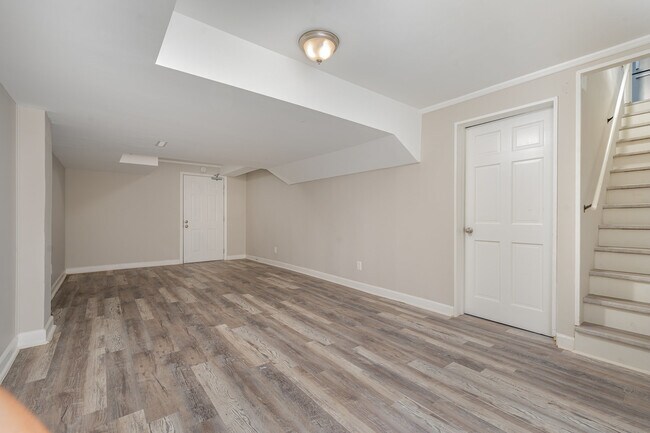 Building Photo - 2860 Lansdowne Drive