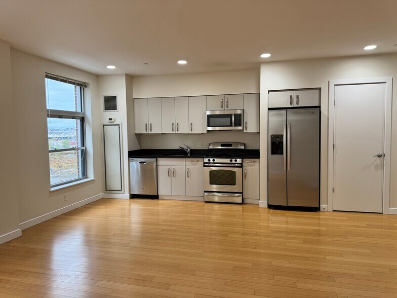 Building Photo - 595 Albany St