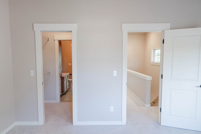 Building Photo - Beautiful townhouse 3 beds 2.5 baths and garage.