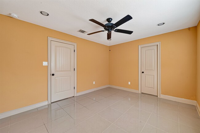 Building Photo - 6231 S Briar Knoll Dr