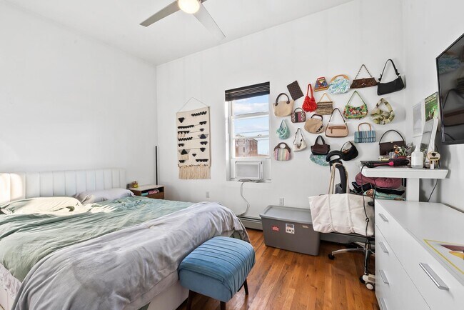 Building Photo - 280 Grand St