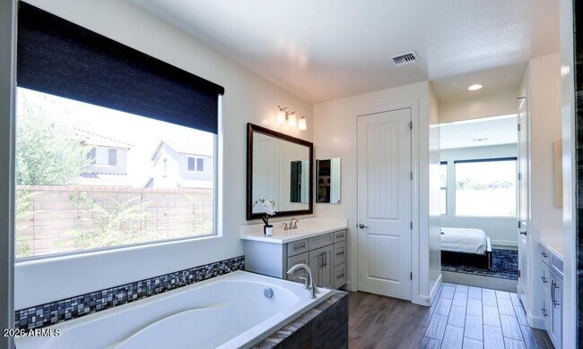 Building Photo - 948 W Yosemite Dr