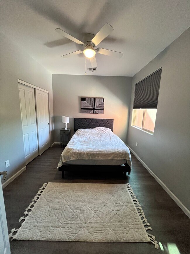 Building Photo - Central- FURNISHED 4 bedroom/ 3 bathroom h...