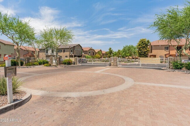 Building Photo - 2150 E Bell Rd