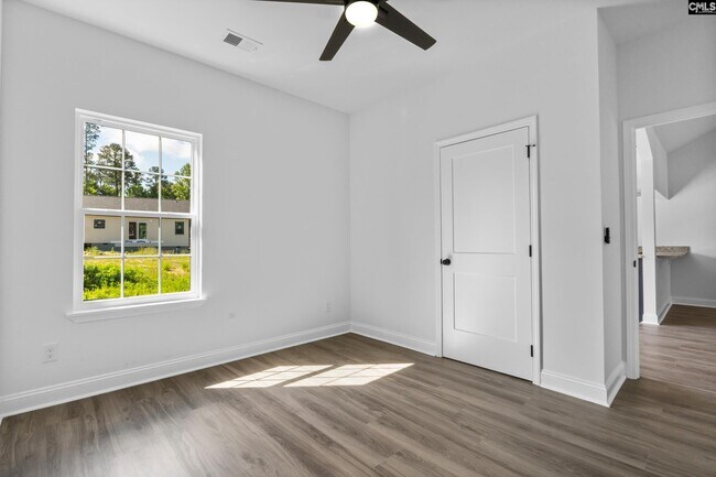 Building Photo - 321 Lincolnshire Square