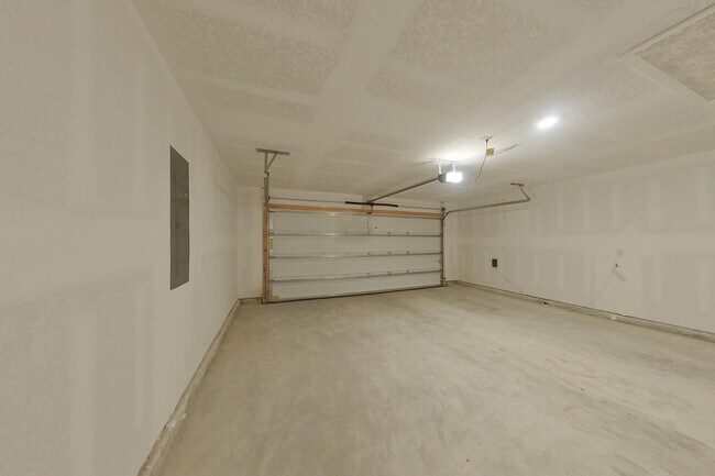 Building Photo - 285 Monarch Ln