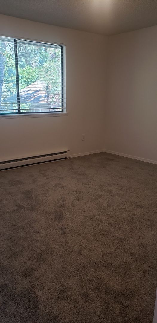 Building Photo - Nicely updated 3+ bedroom, 2 bath duplex