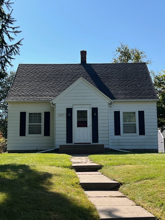 Primary Photo - 1307 Badger Ave