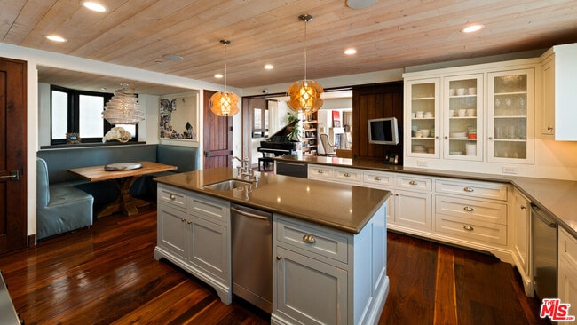 Building Photo - 964 Palisades Beach Rd