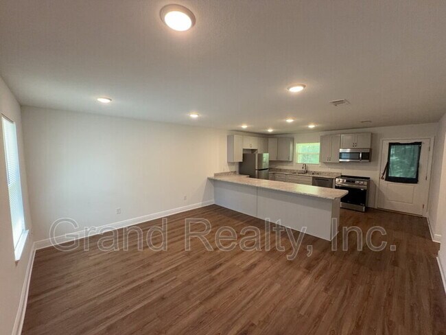 Building Photo - 5098 Bruner St