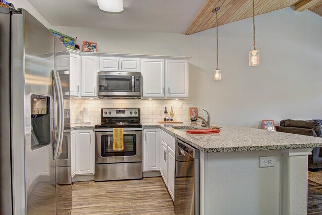 Building Photo - 1813 Eleventh Street-SI ID1023289P