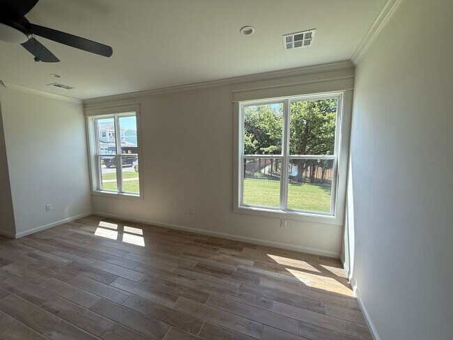 Building Photo - Fall special! flexible terms and easy move in!! 3 bed 2 bath 2 car in bungalow Heights, beautiful...