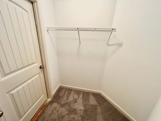 Building Photo - Beautiful 4 Bedroom 3 Bath Home in Lake Forest!