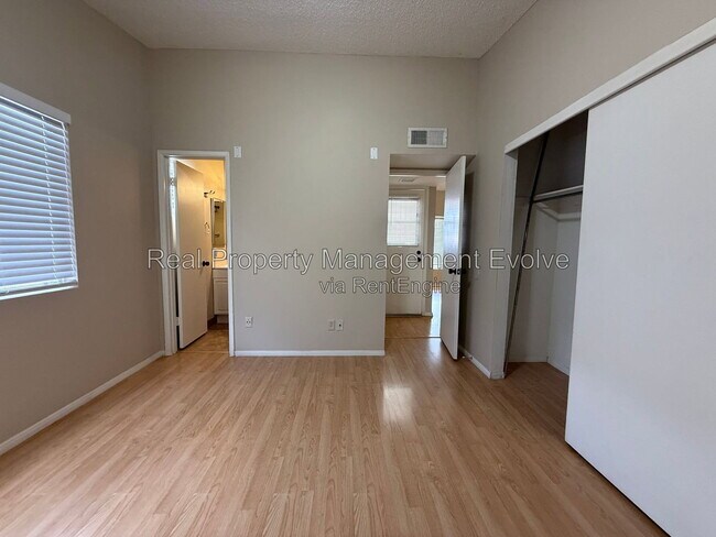 Building Photo - 513 E Wickieup Ln
