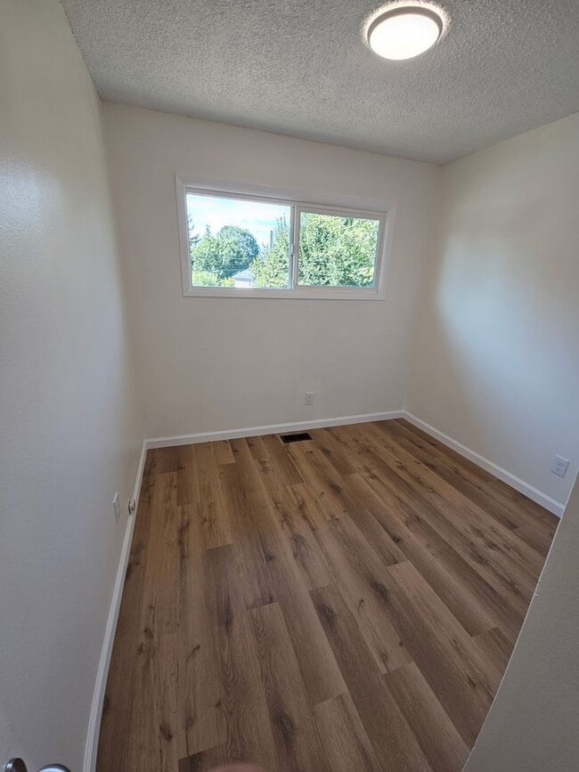 Building Photo - Buchanan-4 plex