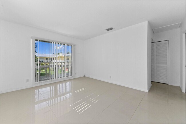 Building Photo - 2755 NE 28th Ave
