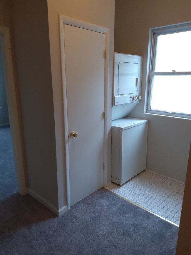 Building Photo - Little Italy Carriage House offering A/C and Laundry