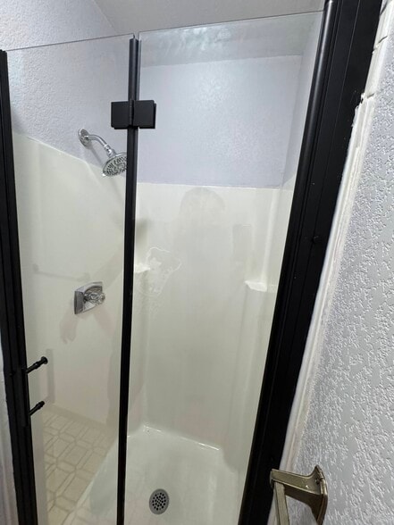 Bathroom 3 Shower - 5510A TOWNSEND PL