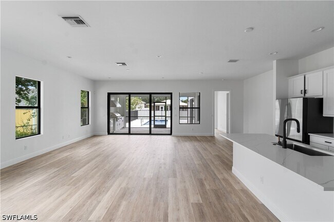 Building Photo - 837 91st Ave N