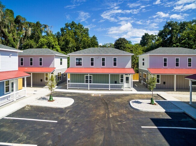 Building Photo - ** ONE MONTH FREE RENT** NOW LEASING FOR FALL 2026 IS NOW OPEN!