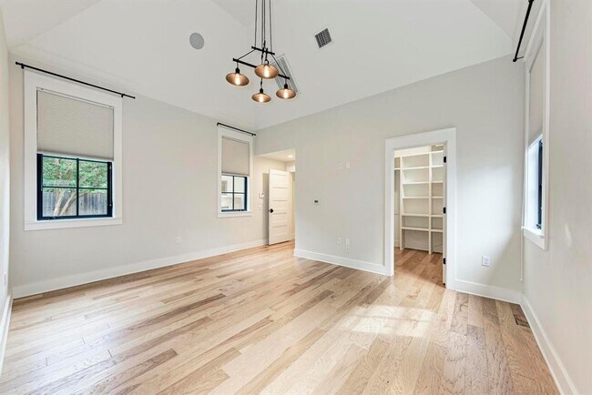 Building Photo - 1707 W St Johns Ave