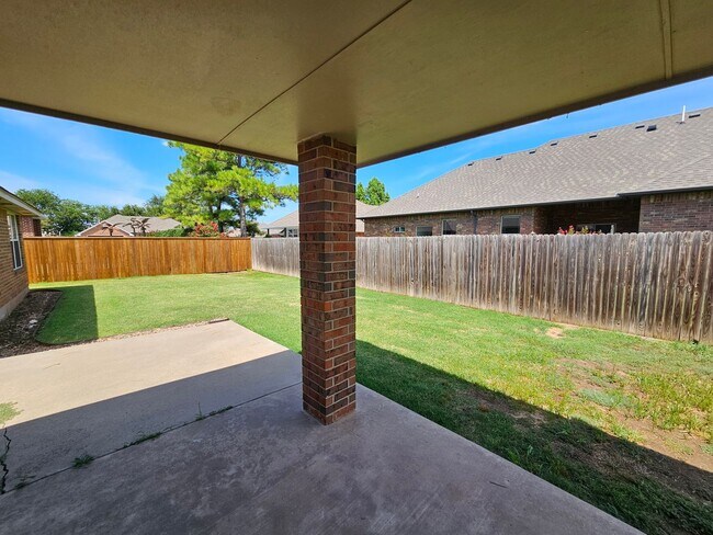 Building Photo - (3) Bed/(2) Bath in West Norman's Castlero...