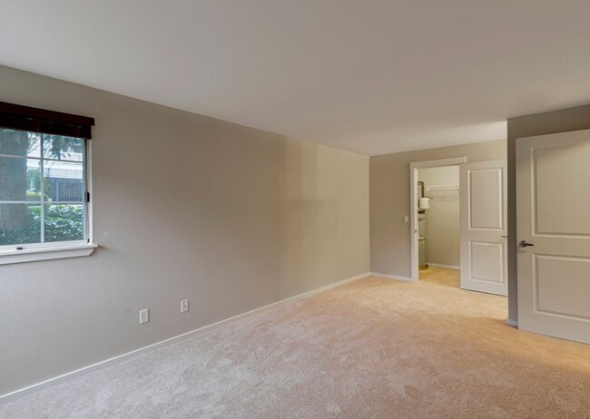 Building Photo - Available Now! Beautiful Kirkland Condo - ...