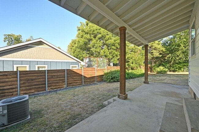 Building Photo - 1900 Cedar Ave