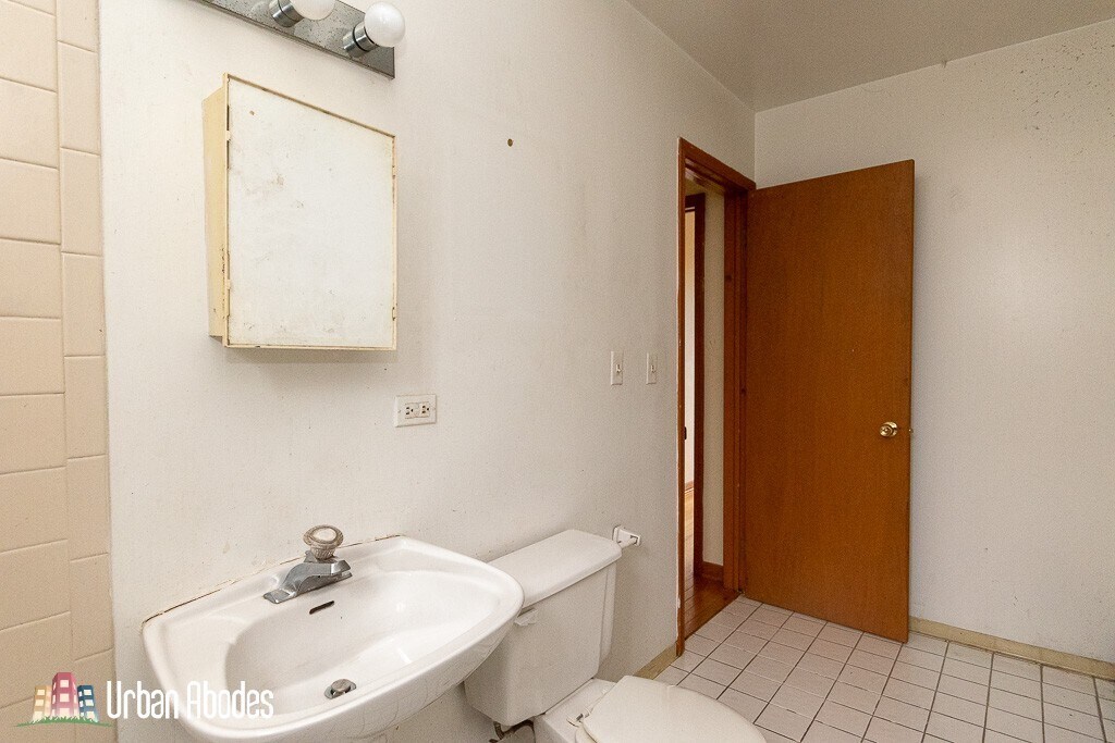 Building Photo - 633 W Barry Ave