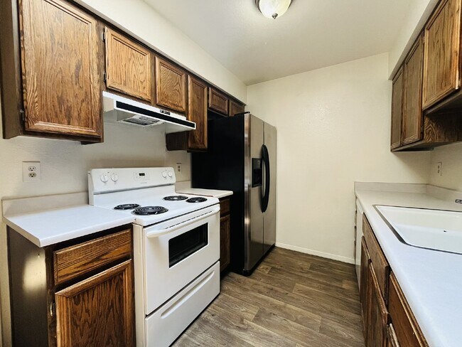 Building Photo - Charming 2-Bedroom, 2-Bathroom Condo for Rent in Maryvale!