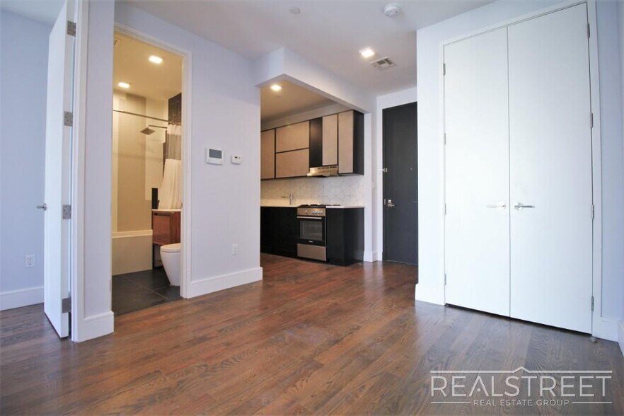 Building Photo - Luxury 2 BR in Bushwick with Balcony & Roo...
