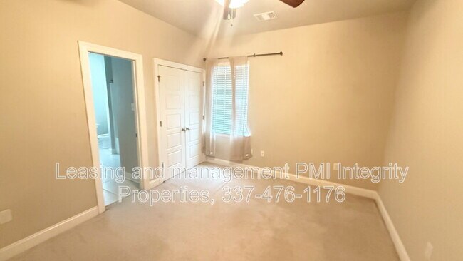 Building Photo - 8103 Stonelake Cir Ave E