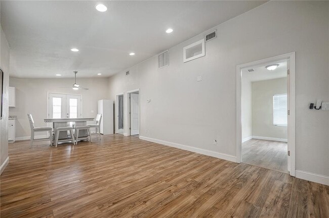 Building Photo - 1302 E Louisiana Ave