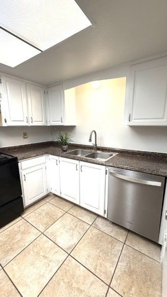 Building Photo - 411 Banana