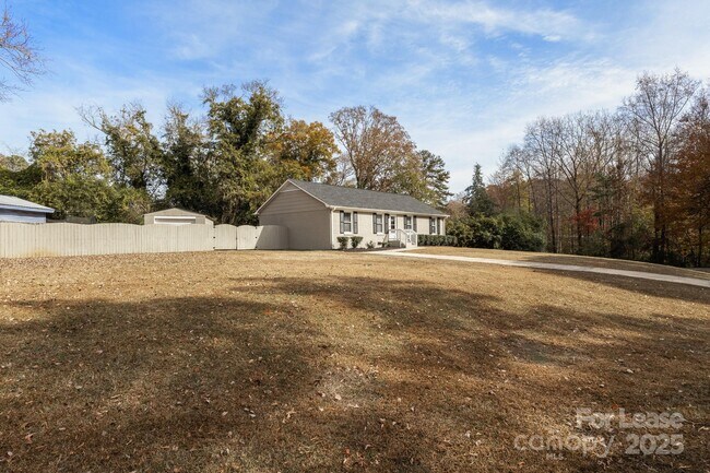 Building Photo - 815 Sharon Dr