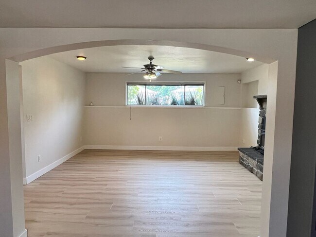 Building Photo - $3950 2520 SqFt, SFH/4BDR,2BA,office/Garag...