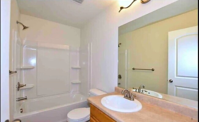 Building Photo - 262 Castle Dr