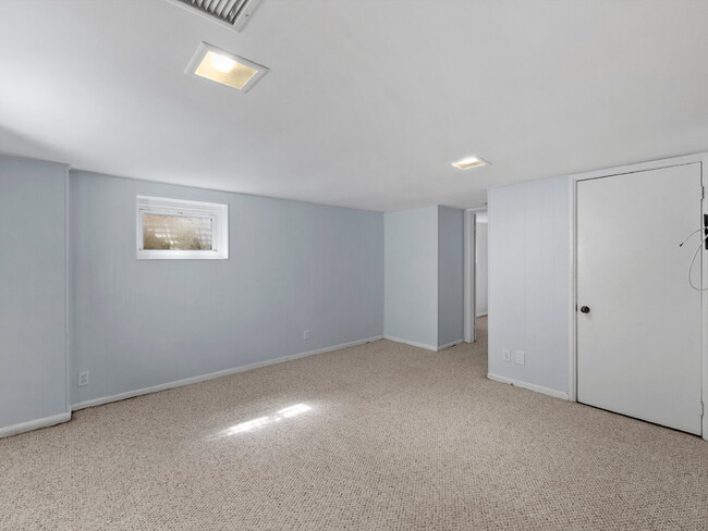 Building Photo - Discover Your Dream Townhome in Fairlingto...