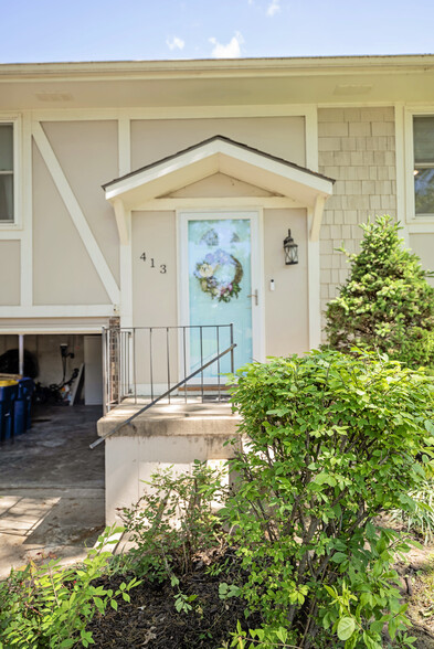Building Photo - 413 SE Lana Ct