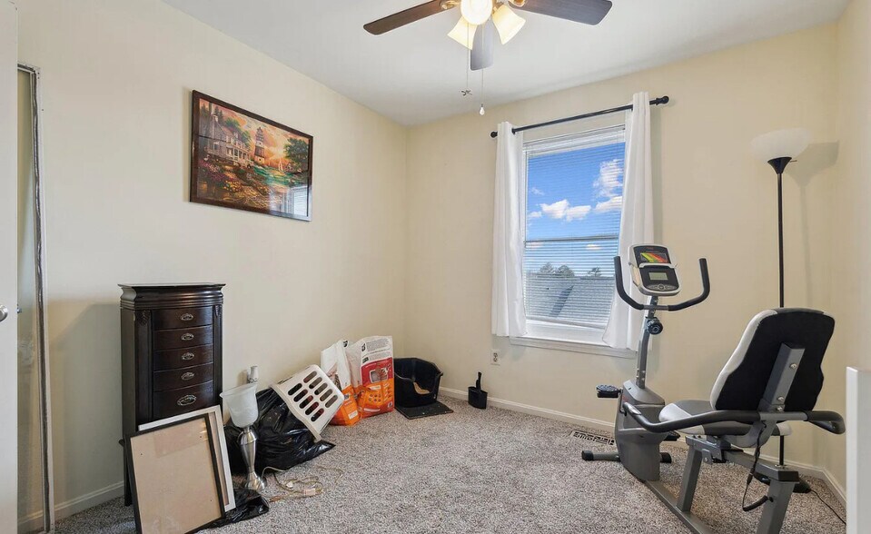 Building Photo - 8 Deer Run Ct