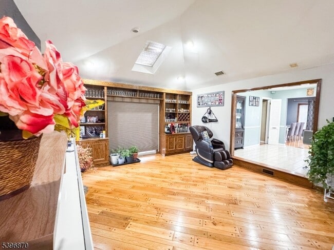 Building Photo - 617 Sycamore St