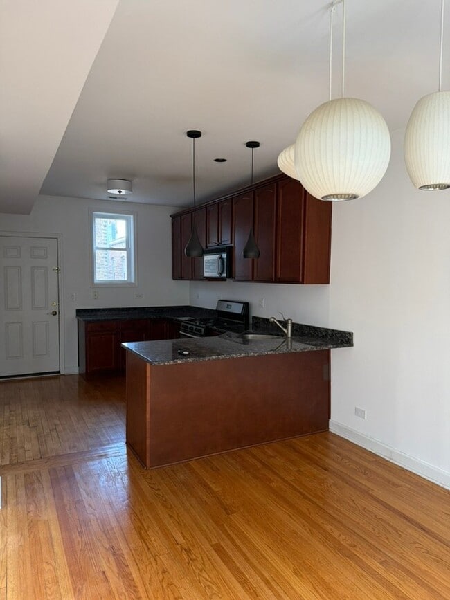 Building Photo - 4845 N Wolcott Ave