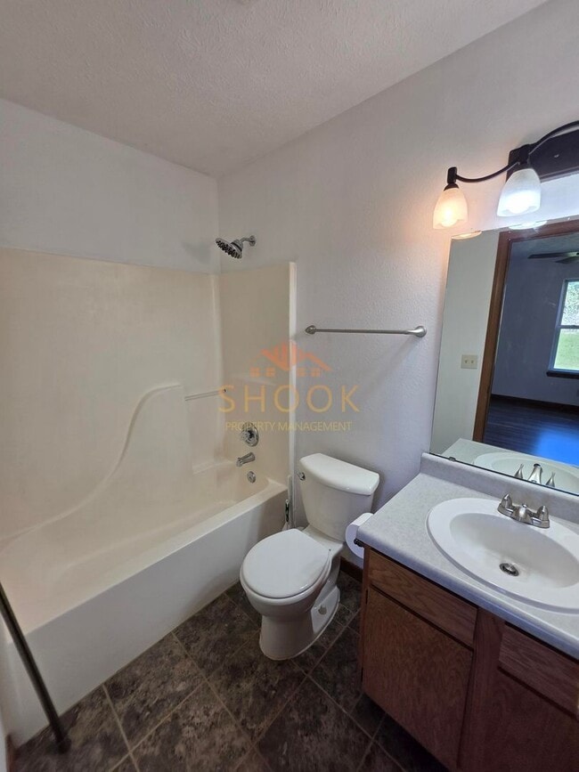 Building Photo - 3BR/2BA in East Side Lexington Farms!